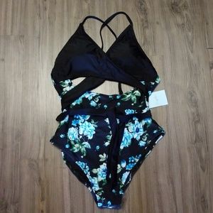 Cupshe one piece swimsuit. Size med. NWT
